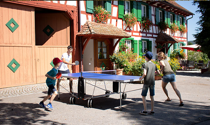 Kinder spielen Tischtennis